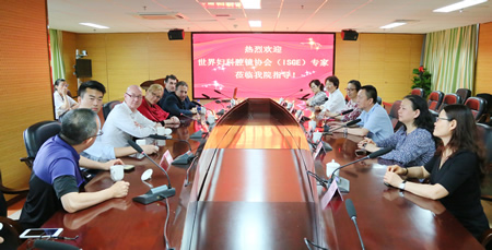 国际妇科腔镜学会专家一行到我院参观走访 国际妇科腔镜学会专家一行到我院参观走访